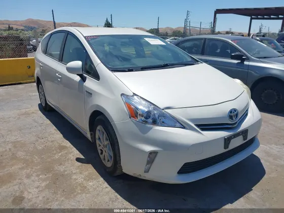 2014 Toyota Prius v Five