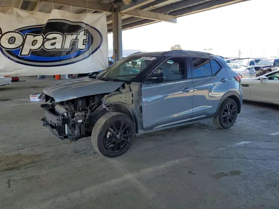 2022 Nissan Kicks SR