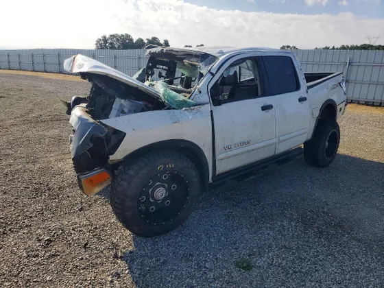2015 Nissan Titan SV