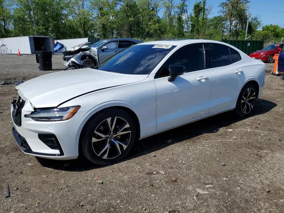 2023 Volvo S60 Core Dark Theme