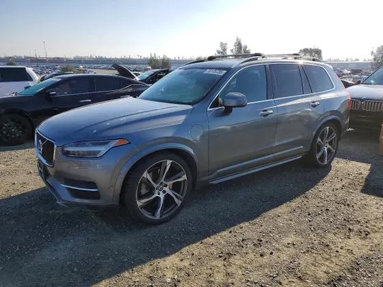 2016 Volvo XC90 Hybrid T8 Momentum