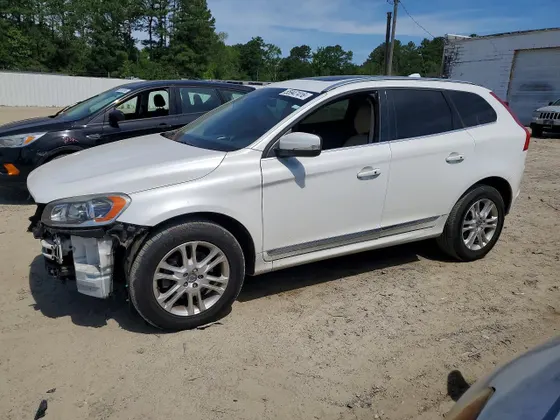 2016 Volvo XC60 T5 Drive-E Premier
