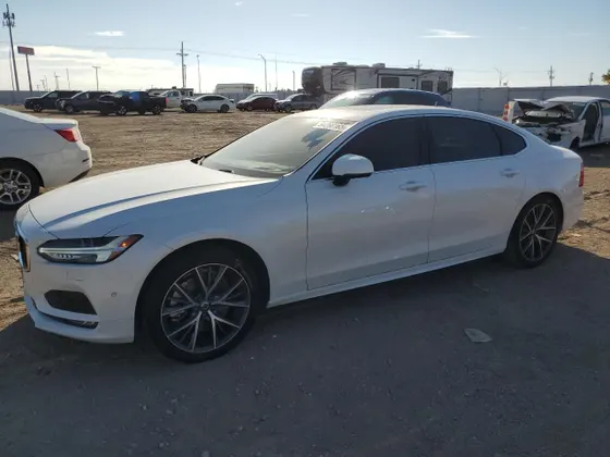 2020 Volvo S90 Momentum
