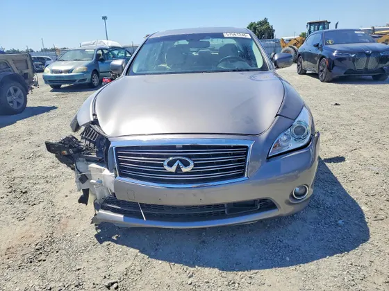 2011 INFINITI M56