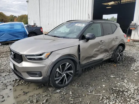 2022 Volvo XC40 R-Design