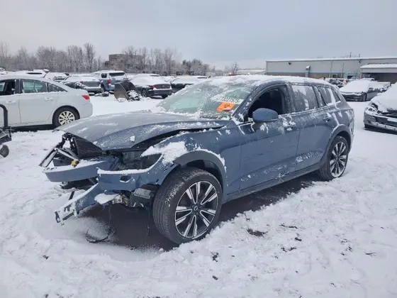 2022 Volvo V60 Cross Country