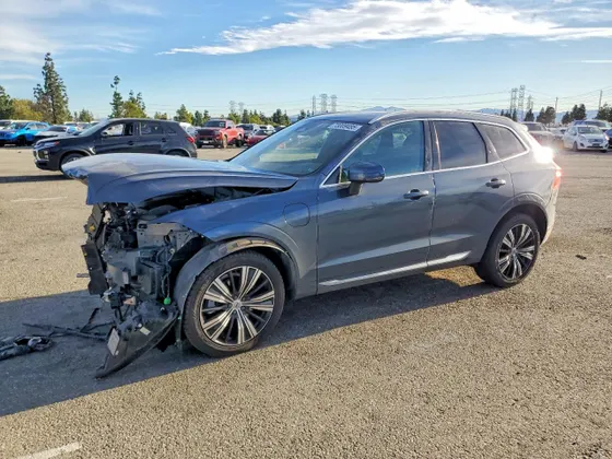 2023 Volvo XC60 Recharge Plug-In Hybrid Plus Bright Theme