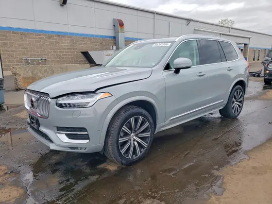 2024 Volvo XC90 Plus Bright Theme