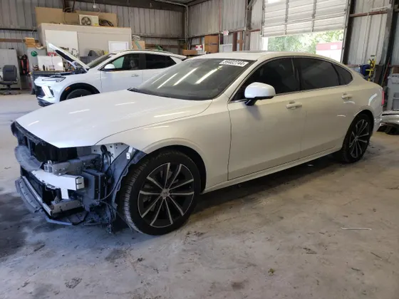 2021 Volvo S90 Momentum