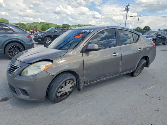 2014 Nissan Versa SV
