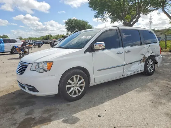 2016 Chrysler Town & Country Limited Platinum