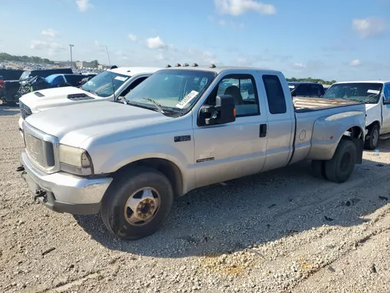 2000 Ford Super Duty F-350 DRW XL