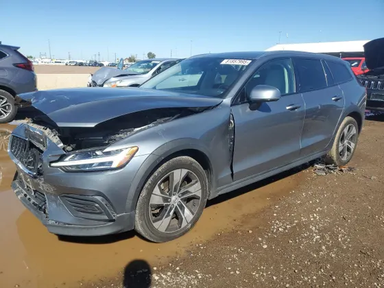 2020 Volvo V60 Cross Country T5 MOMENTUM