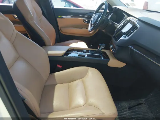 2016 Volvo XC90 T6 Momentum