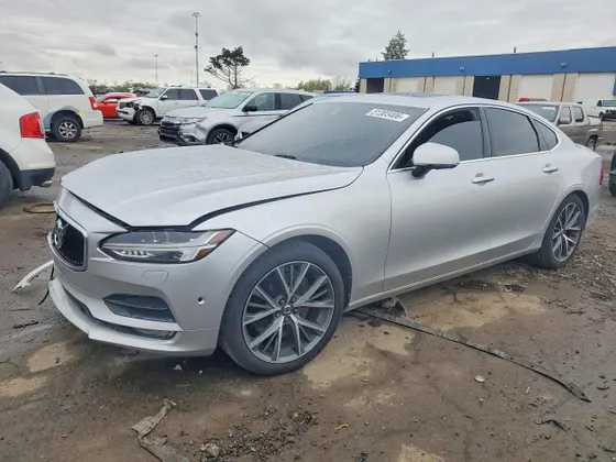 2017 Volvo S90 Momentum