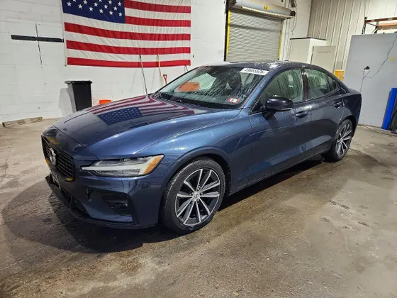 2021 Volvo S60 Momentum