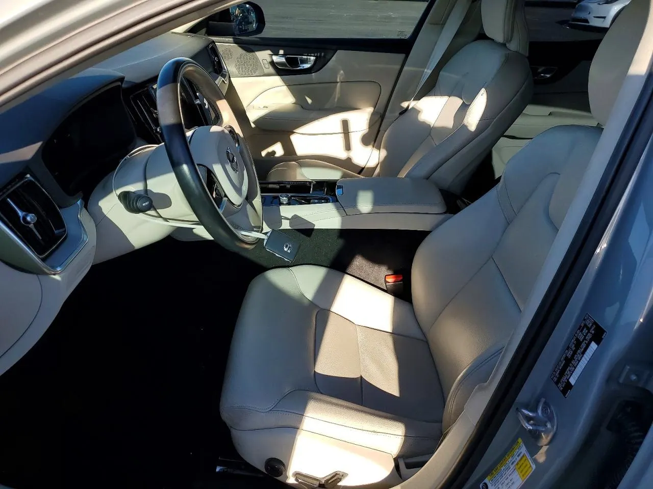 2024 Volvo S60 Recharge Plug-In Hybrid Plus Dark Theme