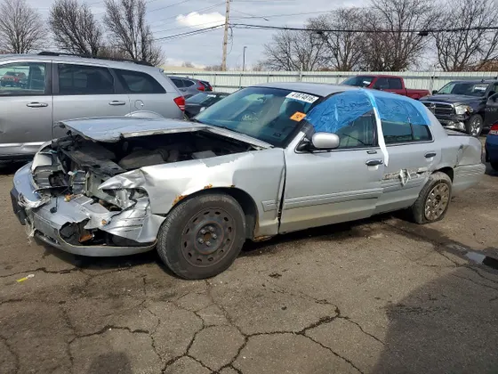 2003 Ford Crown Victoria Standard