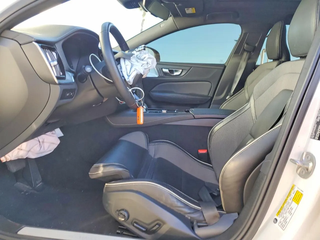 2024 Volvo S60 Recharge Plug-In Hybrid Ultimate Black Edition
