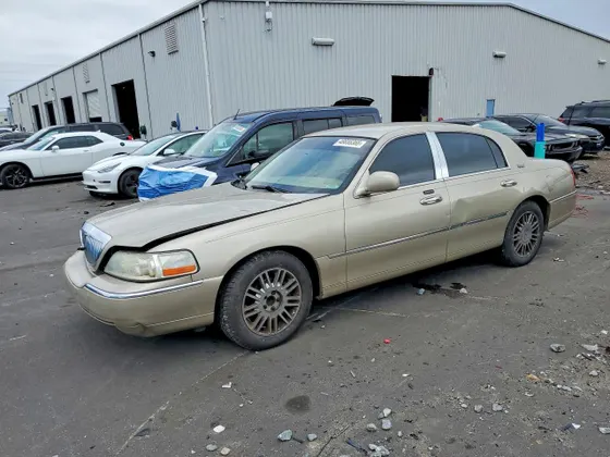 2010 Lincoln Town Car Signature Limited
