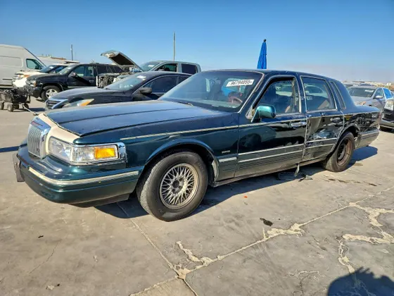 1996 Lincoln Town Car Signature