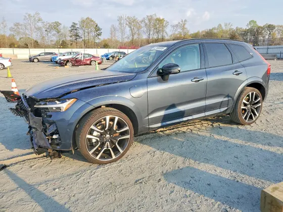 2024 Volvo XC60 Recharge Plug-In Hybrid Ultimate Dark Theme