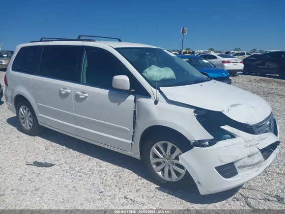 2014 Volkswagen Routan SE w/RSE & Navigation