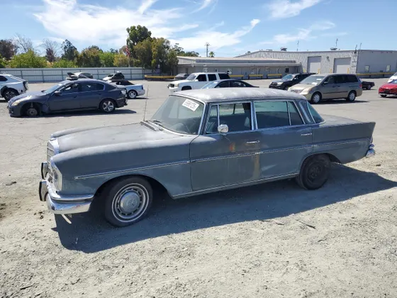 1967 Mercedes-Benz 240 240-CLASS