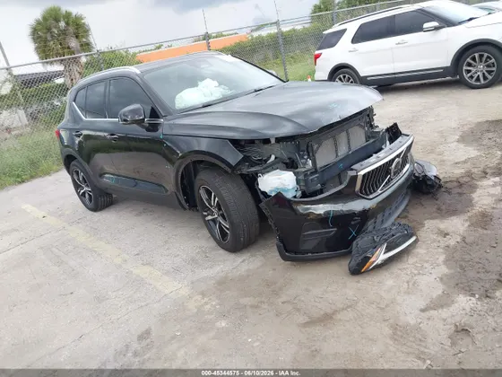 2024 Volvo XC40 Core Bright Theme
