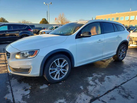 2015 Volvo V60 Cross Country T5 Platinum