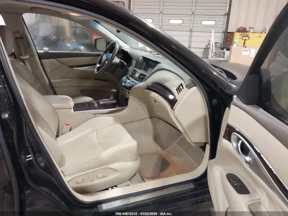 2011 INFINITI M56