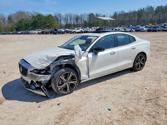 2024 Volvo S60 Core Dark Theme