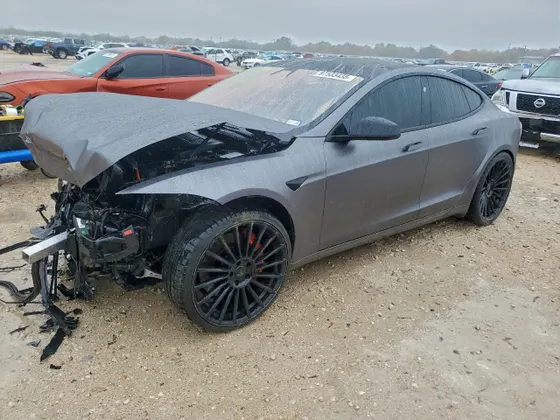 2022 Tesla Model S Plaid