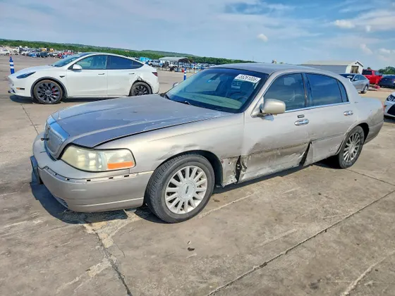2003 Lincoln Town Car Signature