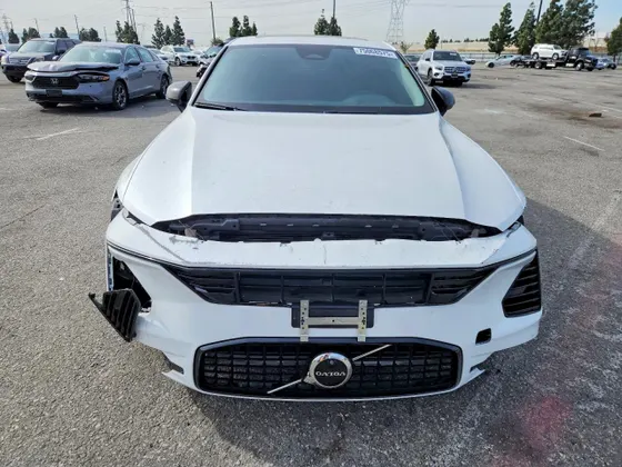 2024 Volvo S60 Recharge Plug-In Hybrid Plus Dark Theme