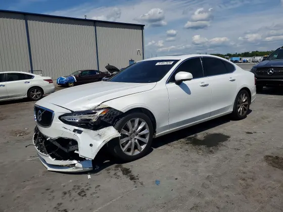 2017 Volvo S90 Momentum
