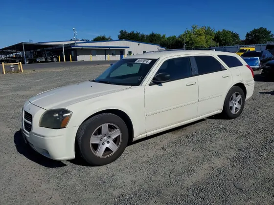 2005 Dodge Magnum SE