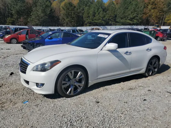 2011 INFINITI M56
