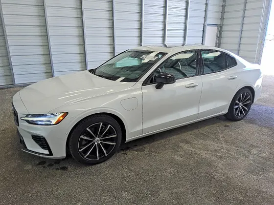2023 Volvo S60 Recharge Plug-In Hybrid Plus Dark Theme