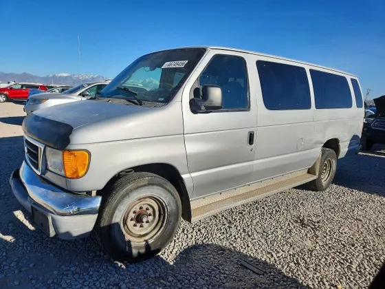 2005 Ford Econoline Wagon XL