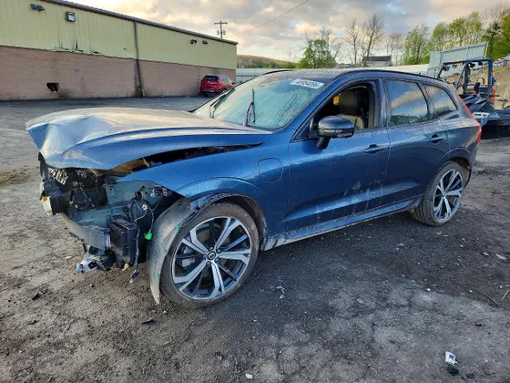 2023 Volvo XC60 Recharge Plug-In Hybrid Ultimate Dark Theme