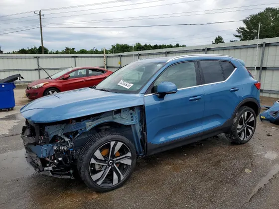 2024 Volvo XC40 Plus Bright Theme