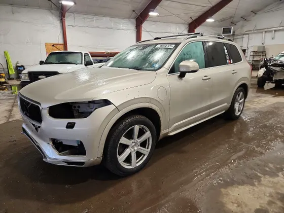2016 Volvo XC90 Hybrid T8 Momentum