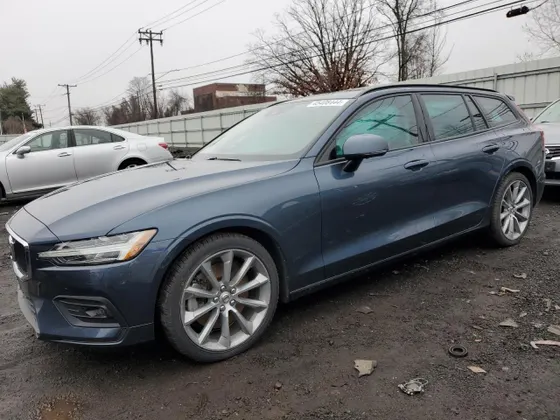 2019 Volvo V60 T6 MOM