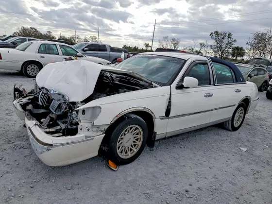 1999 Lincoln Town Car Signature