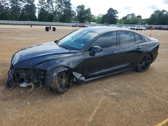 2024 Volvo S60 Plus Black Edition
