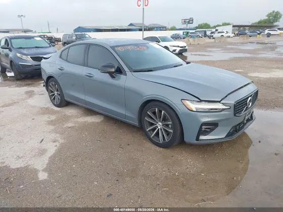2022 Volvo S60 Momentum