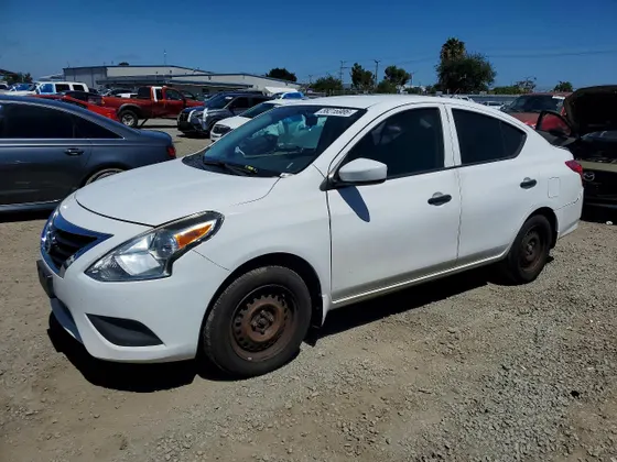 2016 Nissan Versa S
