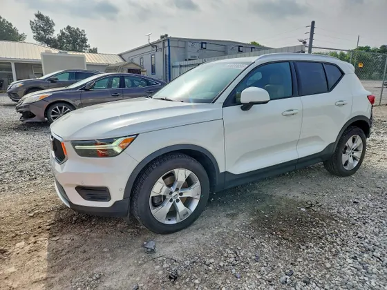 2019 Volvo XC40 Momentum