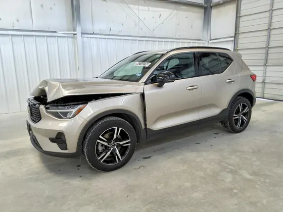 2024 Volvo XC40 Core Bright Theme